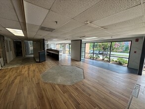 204 Mill St NE, Vienna, VA à louer Photo intérieure– Image 2 sur 10