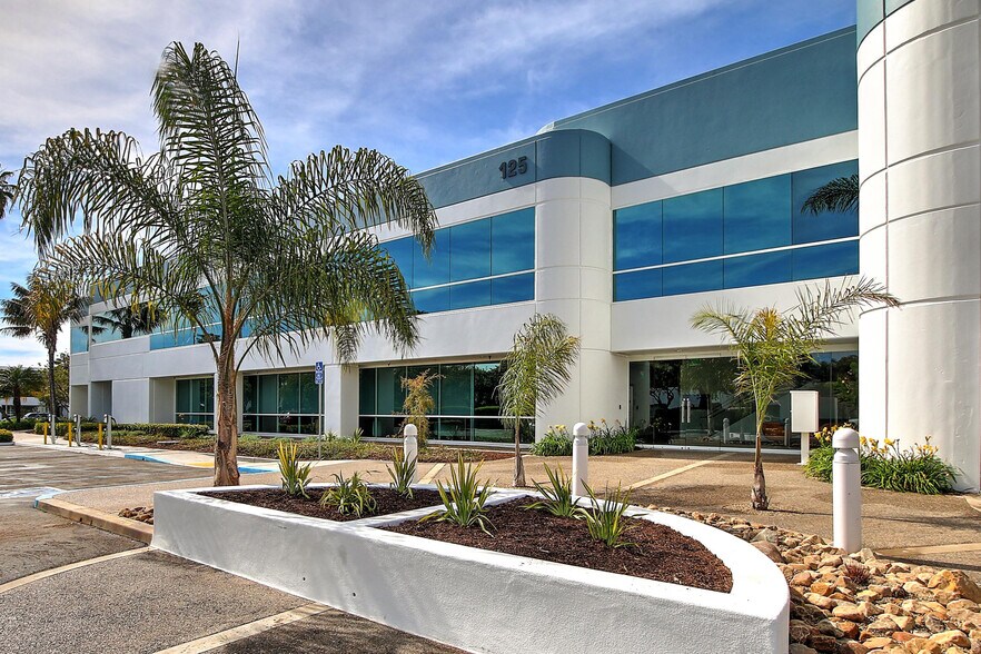 125 Cremona Dr, Goleta, CA à louer - Photo de l’immeuble – Image 1 sur 15