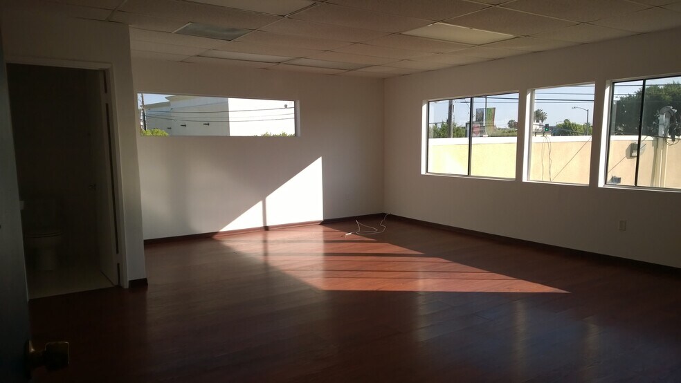 1241 S Fairfax Ave, Los Angeles, CA à louer - Photo de l’immeuble – Image 2 sur 12