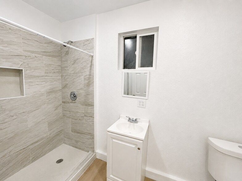210 S Raitt St, Santa Ana, CA à vendre - Photo de l’immeuble – Image 3 sur 13