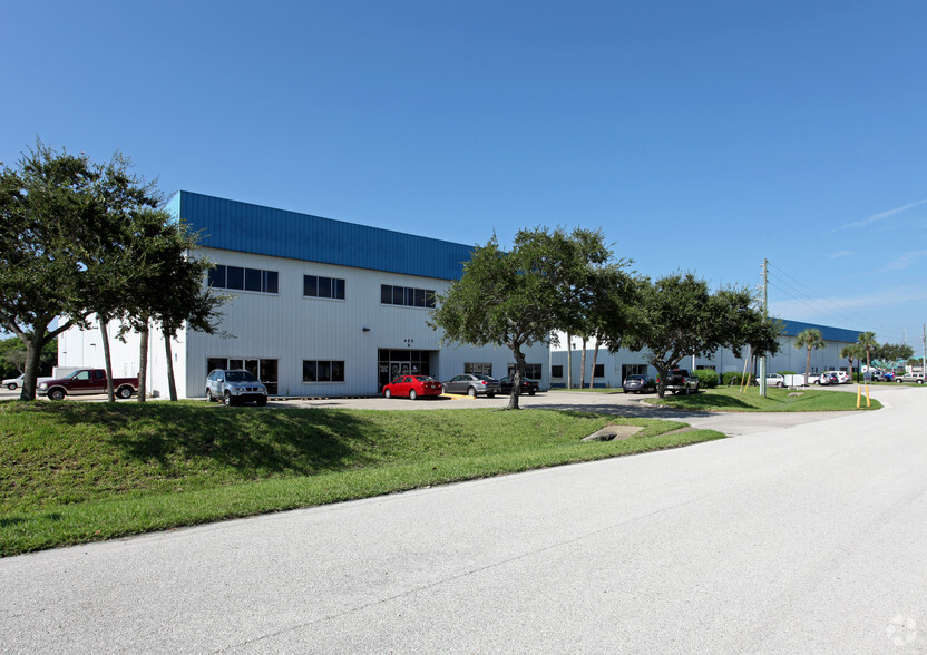 405 Atlantis Rd, Cape Canaveral, FL à louer - Photo principale – Image 1 sur 4