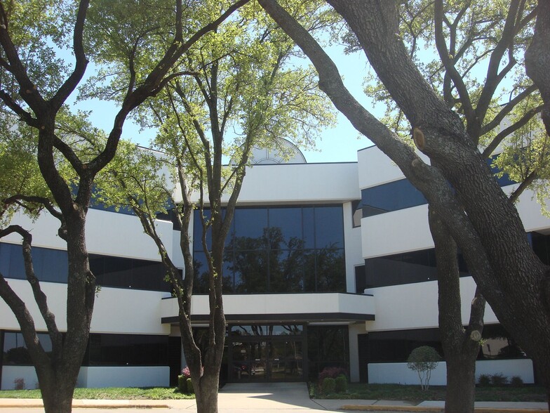 800 W Arbrook Blvd, Arlington, TX à louer - Photo de l’immeuble – Image 3 sur 8