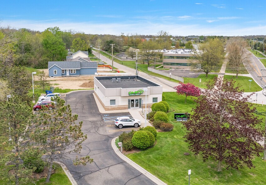 3297 Five Points Dr, Auburn Hills, MI à vendre - Photo de l’immeuble – Image 2 sur 8