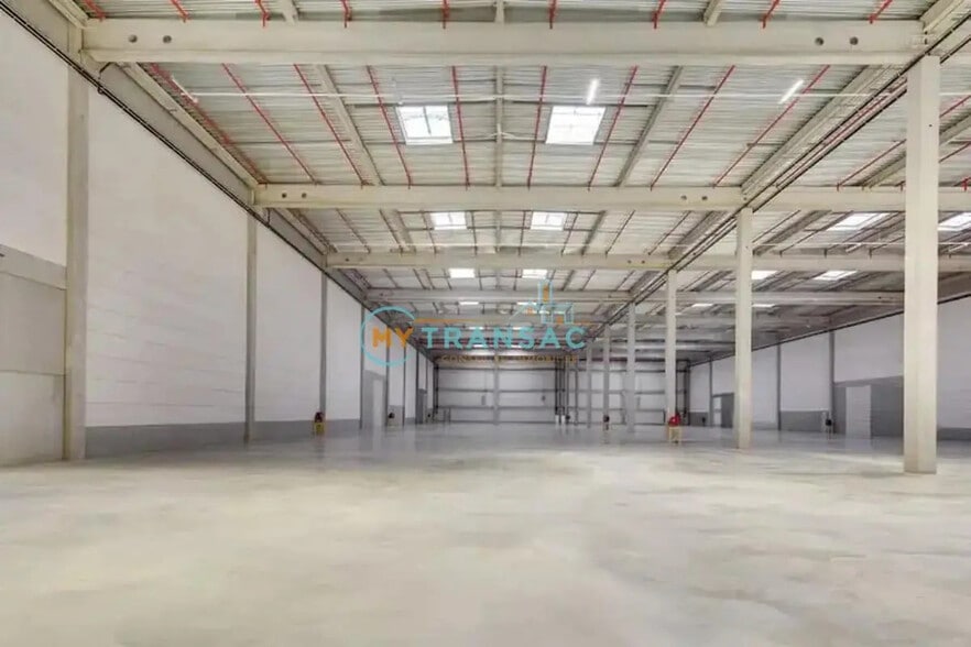 Local d’activités dans SERVON à louer - Photo de l’immeuble – Image 3 sur 10