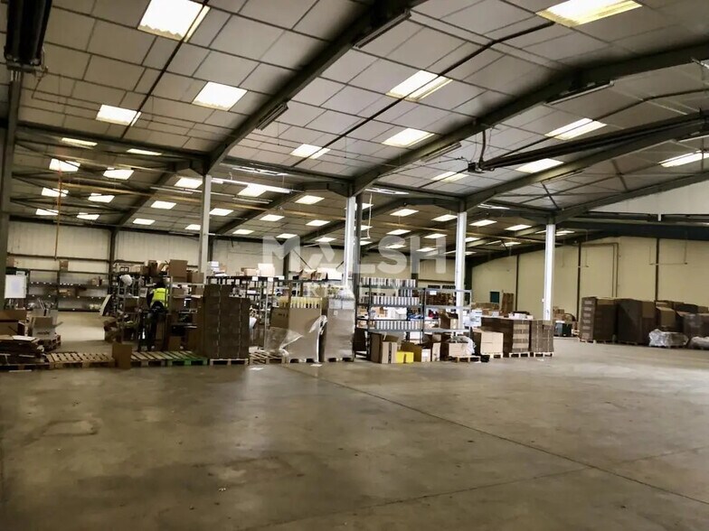 Local d’activités dans CIVRIEUX-D'AZERGUES à louer - Photo de l’immeuble – Image 2 sur 9