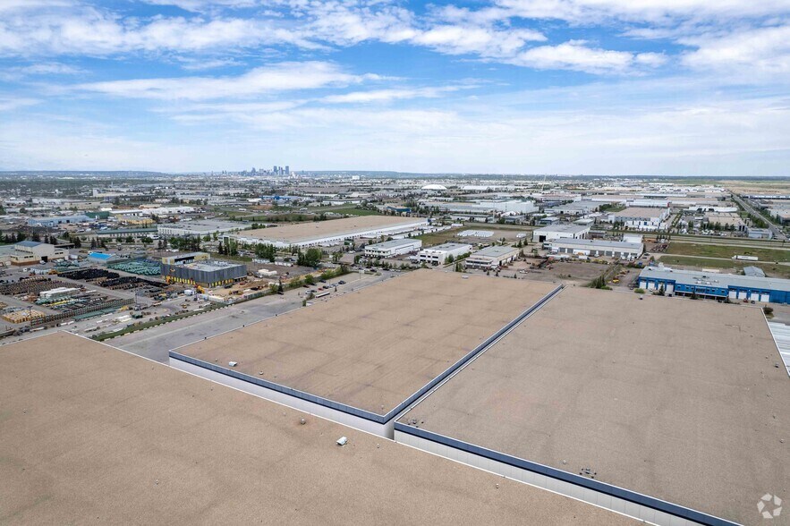 6075 86th Ave SE, Calgary, AB à louer - Aérien – Image 2 sur 3