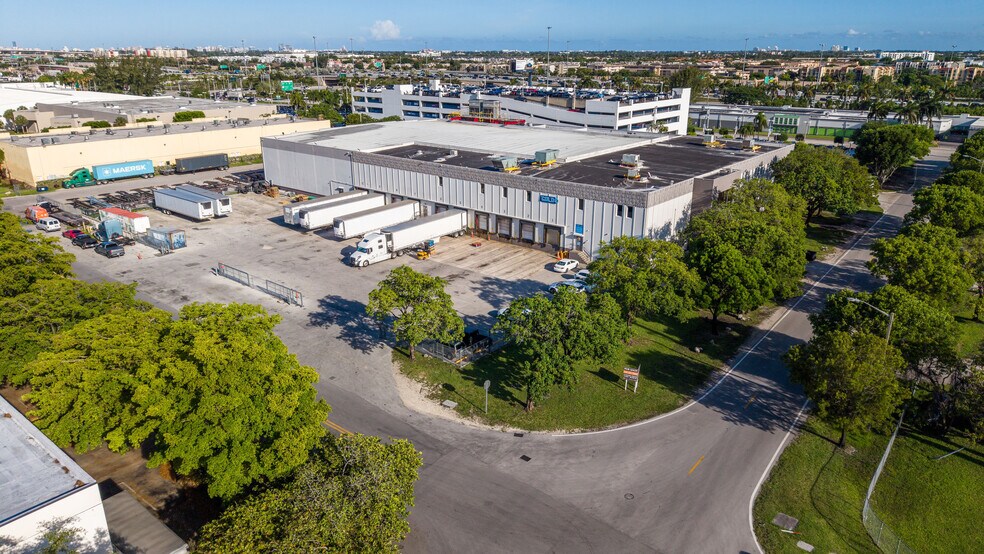 1301 NW 89th Ct, Doral, FL à louer - Photo de l’immeuble – Image 2 sur 24
