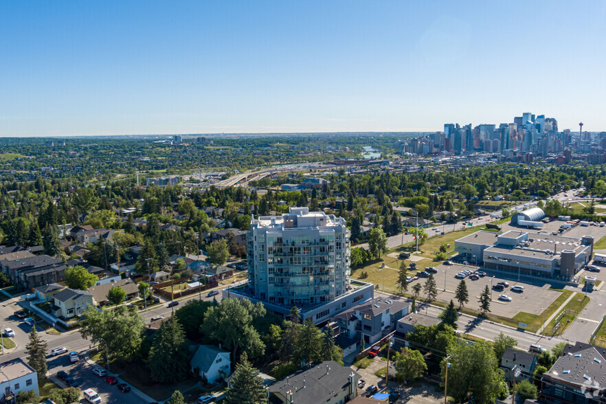2505 17th Ave SW, Calgary, AB à vendre - Aérien – Image 2 sur 8