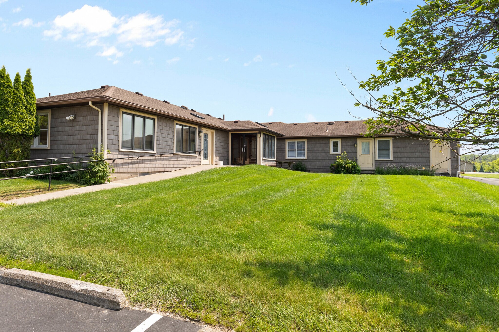 2640 Ridgeway Ave, Rochester, NY à louer Photo principale– Image 1 sur 48