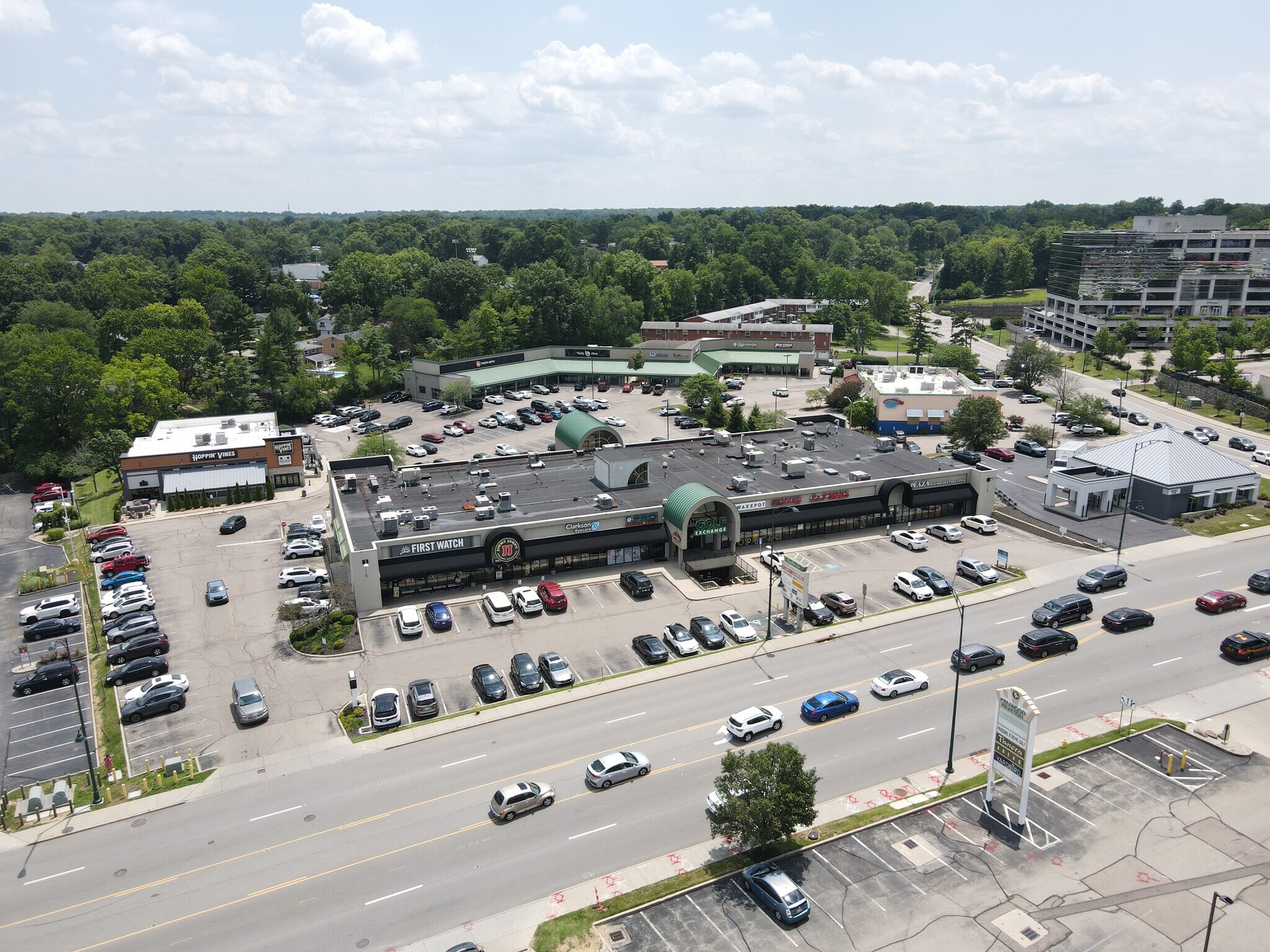 8110-8118 Montgomery Rd, Cincinnati, OH à louer Photo de l’immeuble– Image 1 sur 5