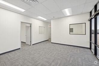 9862-9876 Currie Davis Dr, Tampa, FL à louer Photo intérieure– Image 1 sur 11