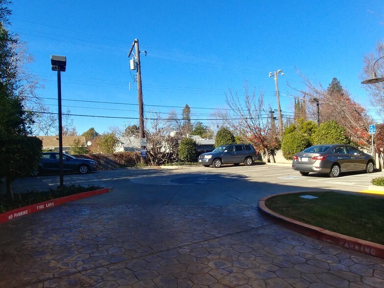 5676 Elvas Ave, Sacramento, CA à louer - Photo de l’immeuble – Image 3 sur 10