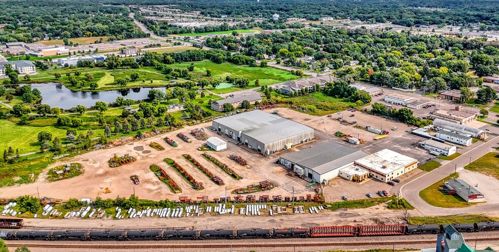 828 4th St NW, Elk River, MN à louer - Photo de l’immeuble – Image 1 sur 5
