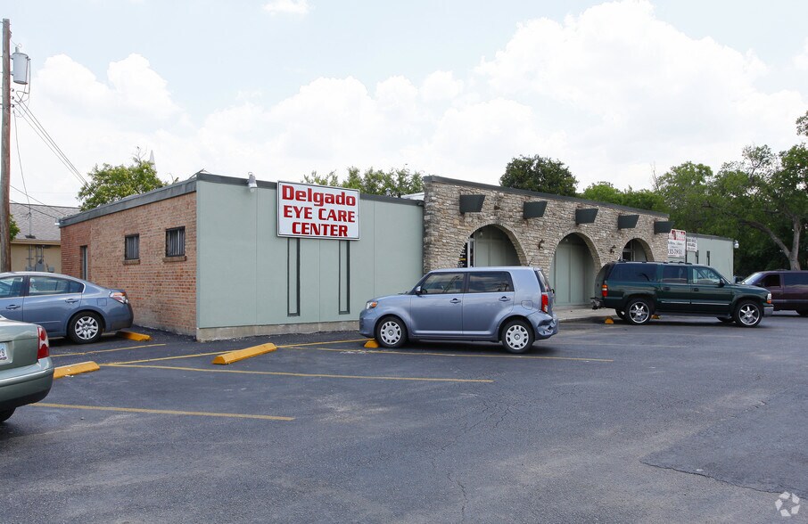 1302 S General Mcmullen Dr, San Antonio, TX à louer - Photo de l’immeuble – Image 3 sur 3