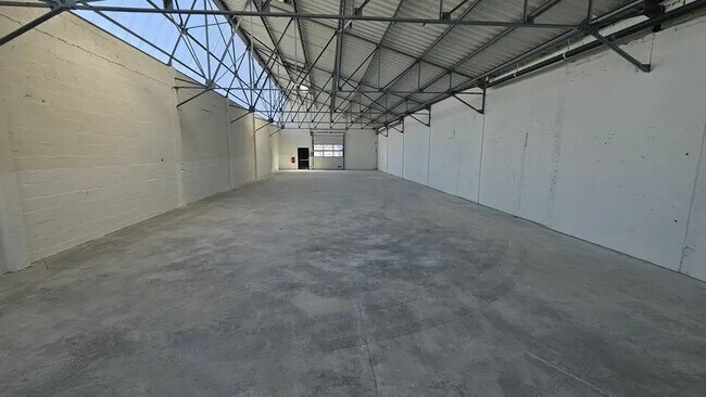 Plus de détails pour Local d'activités à louer