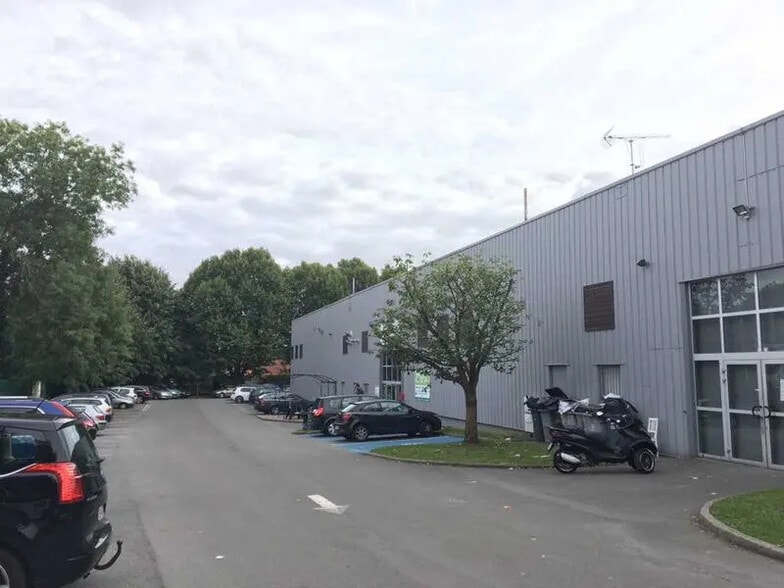 Local d’activités dans VILLENEUVE-D'ASCQ à louer - Photo de l’immeuble – Image 2 sur 4