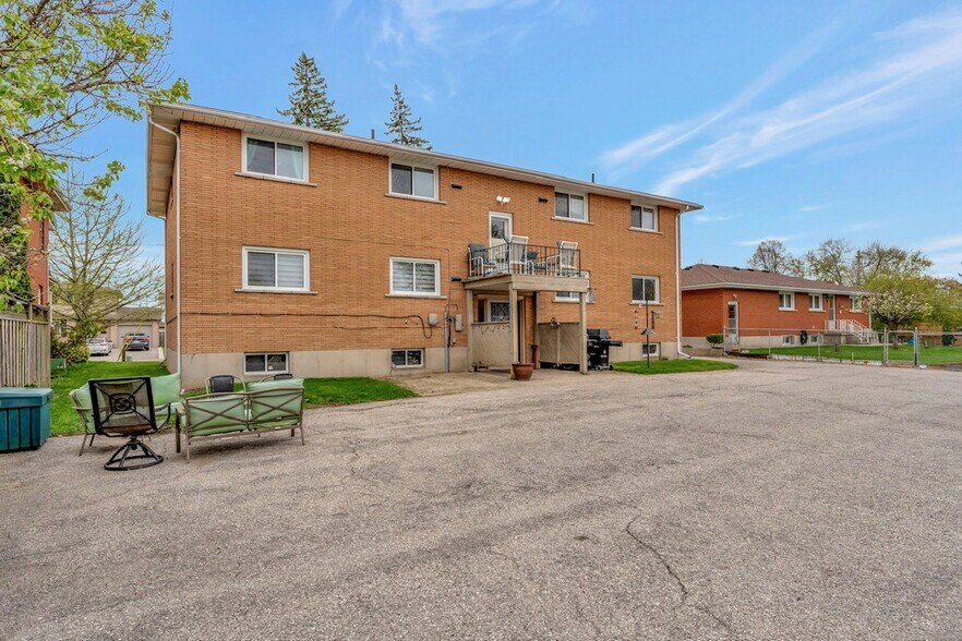 52 Hampton St, Brantford, ON à vendre - Photo de l’immeuble – Image 2 sur 22