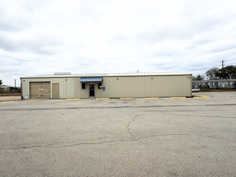 14640 S FM 2790 W, Lytle, TX à louer - Photo principale – Image 1 sur 24