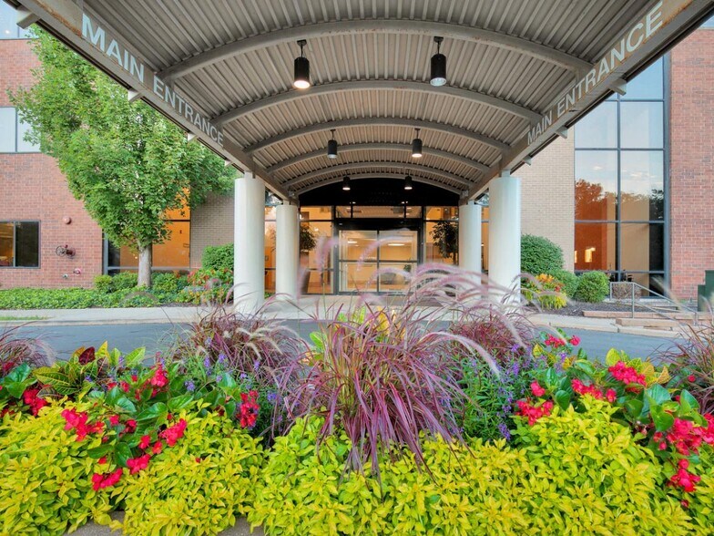 555 N New Ballas Rd, Creve Coeur, MO à louer - Photo de l’immeuble – Image 3 sur 4