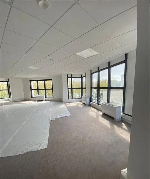 Bureau dans Asnières-sur-Seine à louer - Photo de l’immeuble – Image 3 sur 7