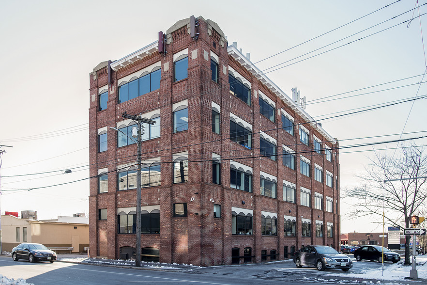 228 Maple St, Manchester, NH à louer - Photo de l’immeuble – Image 2 sur 23