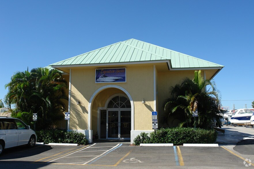 250-300 SW Monterey Rd, Stuart, FL à louer - Photo de l’immeuble – Image 3 sur 33