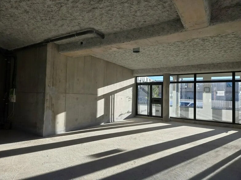 Local commercial dans Genas à louer - Photo de l’immeuble – Image 1 sur 5