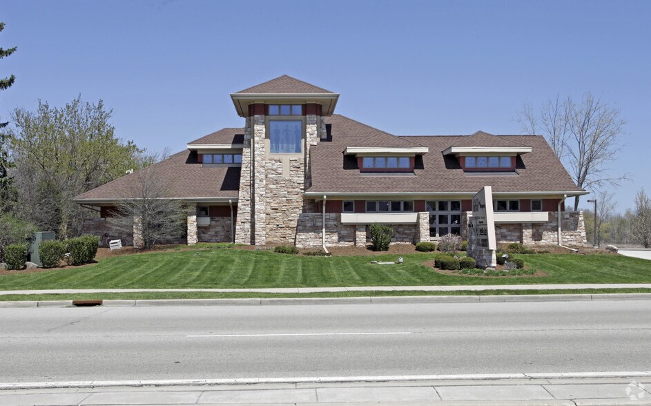 1550-1556 W Mequon Rd, Mequon, WI à vendre - Photo de l’immeuble – Image 2 sur 8