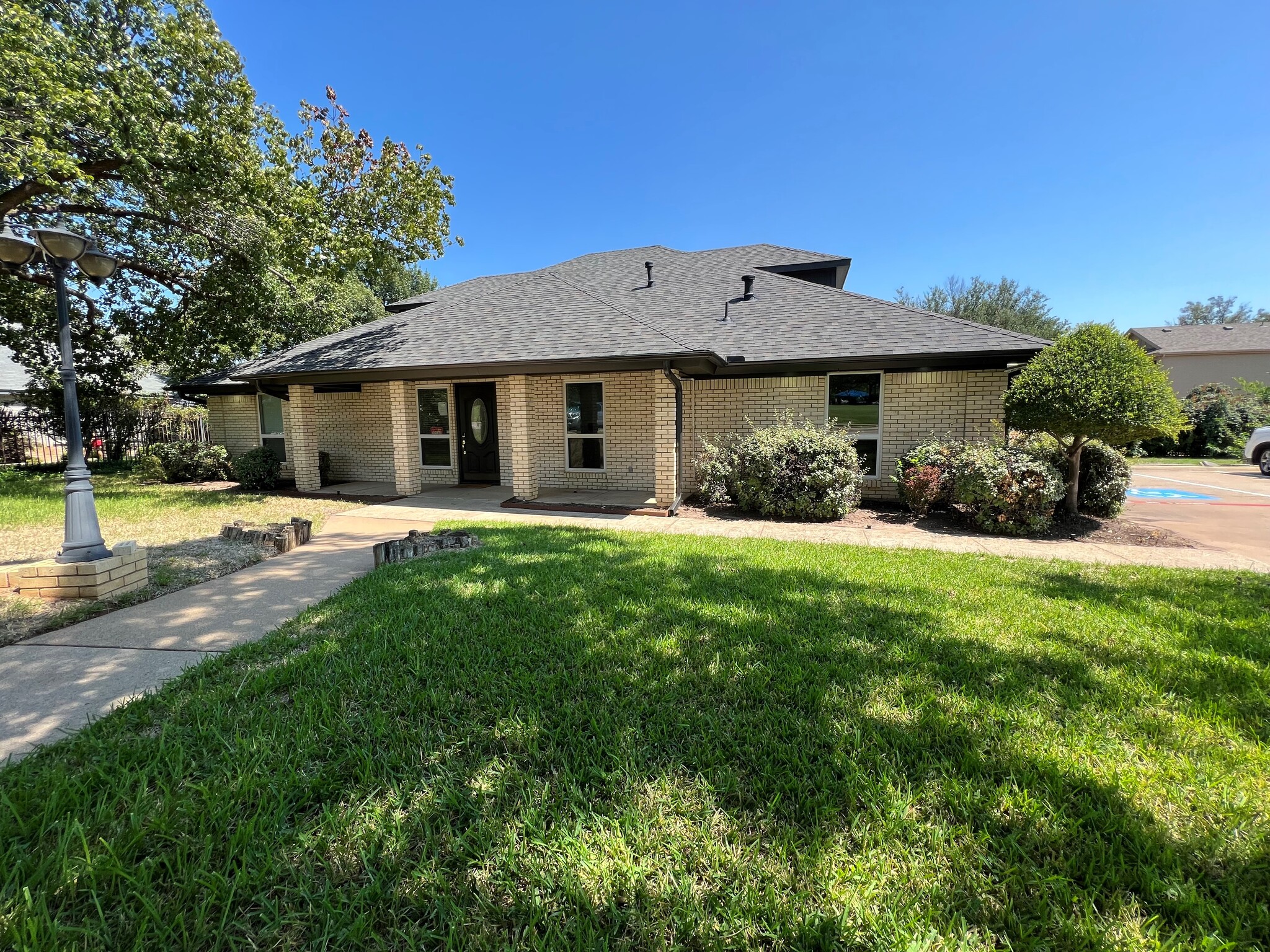 2312 School Ln, Bedford, TX à louer Photo de l’immeuble– Image 1 sur 10