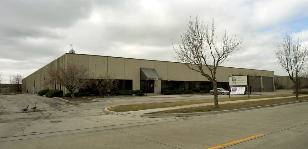 933 E Remington Rd, Schaumburg, IL à louer - Photo de l’immeuble – Image 2 sur 12