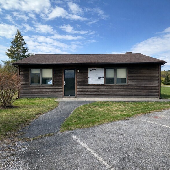 261 Phyllis Ln, Bennington, VT à louer - Photo de l’immeuble – Image 2 sur 3