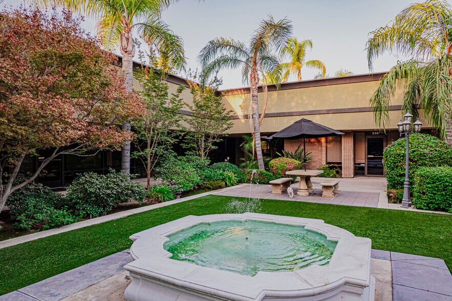5558 California Ave, Bakersfield, CA à louer - Photo de l’immeuble – Image 1 sur 11