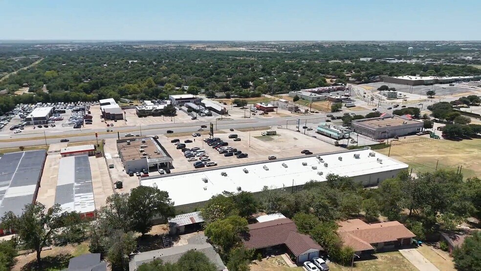8440-8474 Camp Bowie West Blvd, Fort Worth, TX à louer - Vidéo sur l’annonce professionnelle – Image 2 sur 10