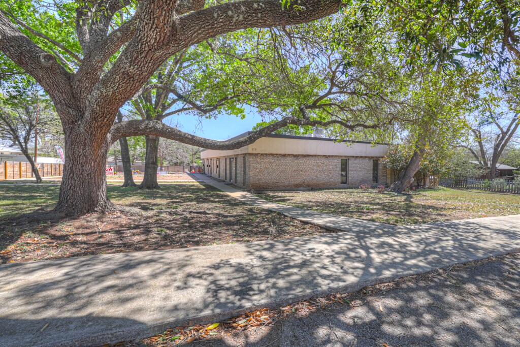 715 W Hopkins St, San Marcos, TX à louer Photo de l’immeuble– Image 1 sur 20