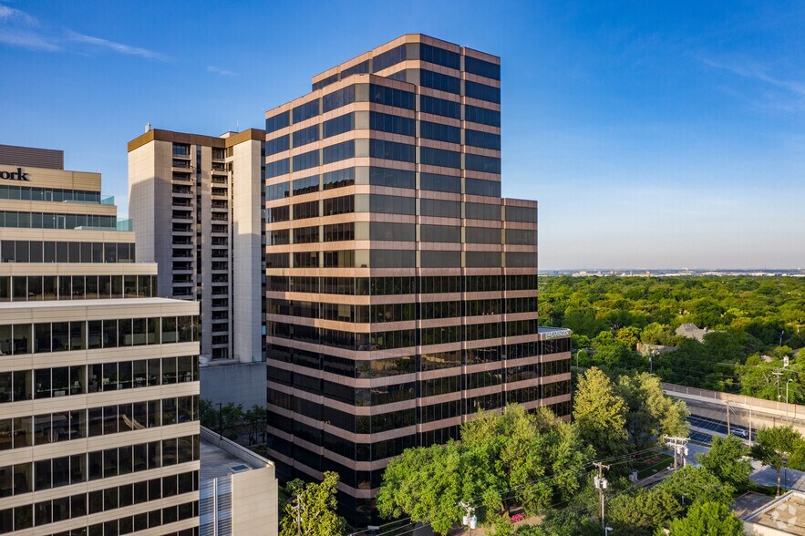 5950 Berkshire Ln, Dallas, TX à louer - Photo de l’immeuble – Image 1 sur 22