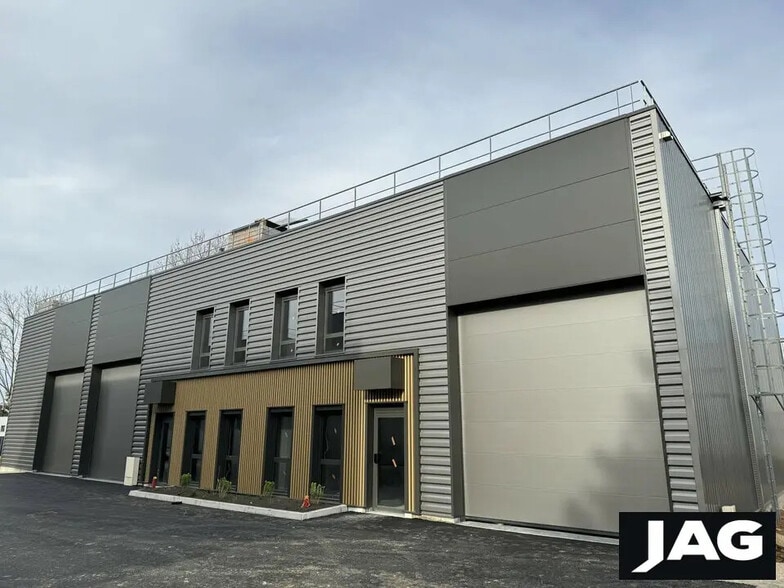 Bureau dans Vénissieux à louer - Photo de l’immeuble – Image 1 sur 9