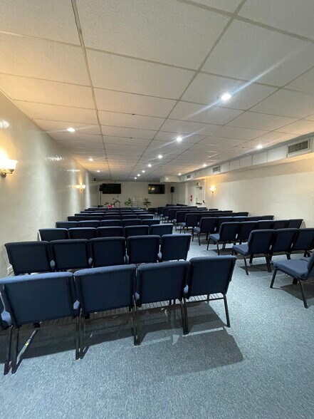 13020 NE 8th Ave, Miami, FL à louer - Photo de l’immeuble – Image 2 sur 15