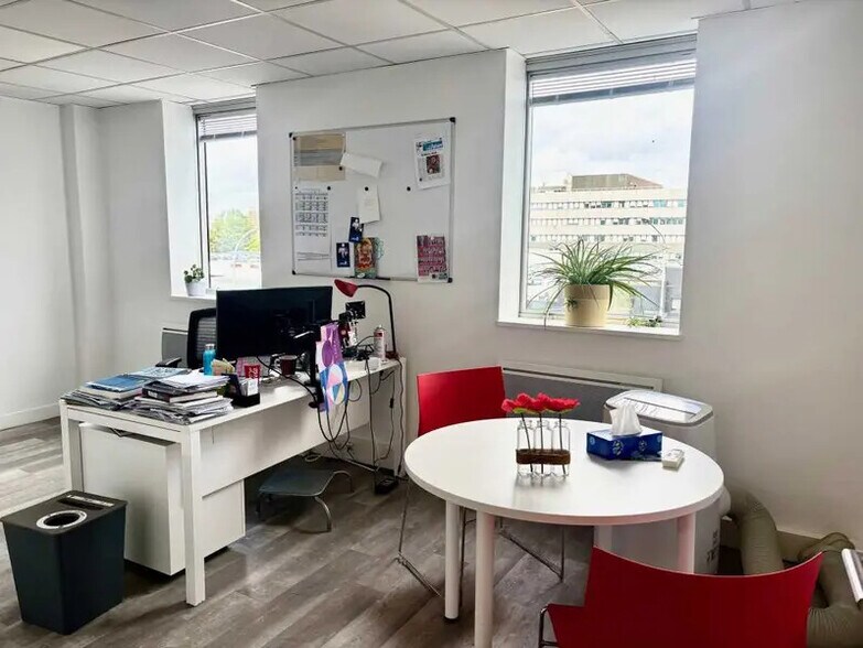 Bureau dans Créteil à louer - Photo de l’immeuble – Image 2 sur 29