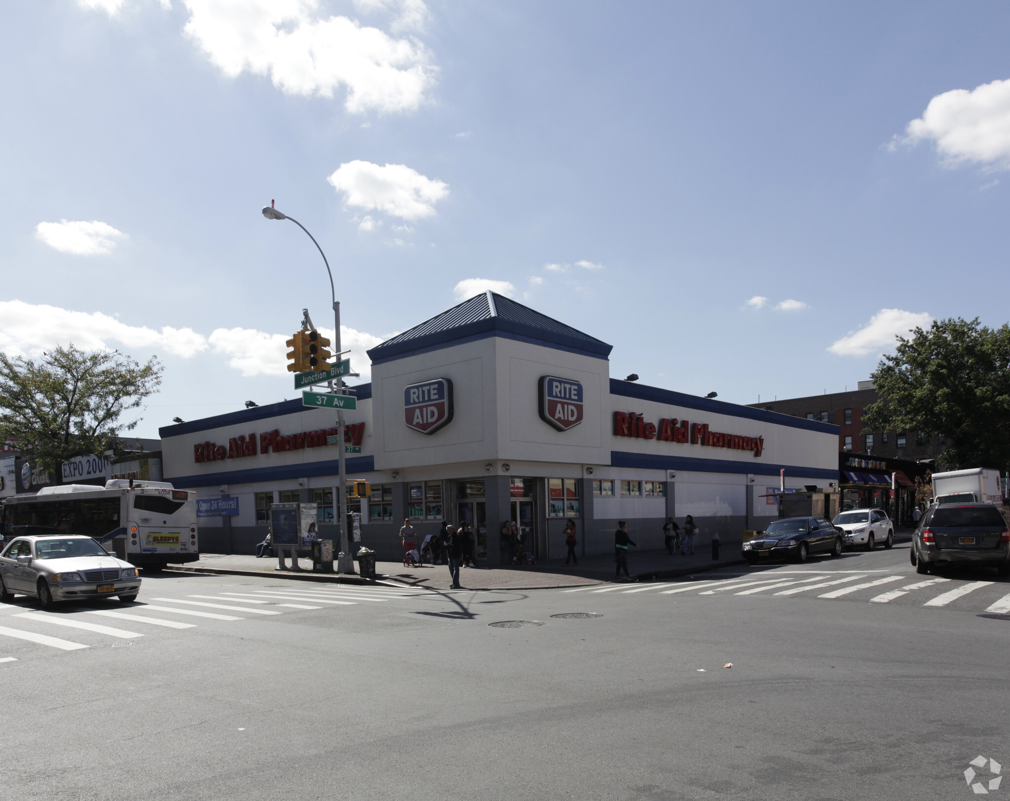 3702-3706 Junction Blvd, Corona, NY à louer Photo de l’immeuble– Image 1 sur 4