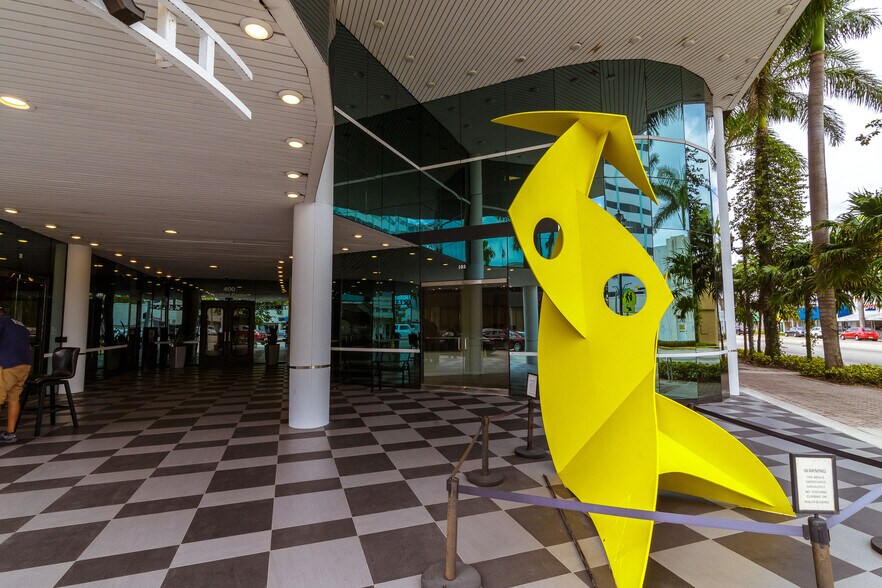 400 Arthur Godfrey Rd, Miami Beach, FL à louer - Photo de l’immeuble – Image 2 sur 5