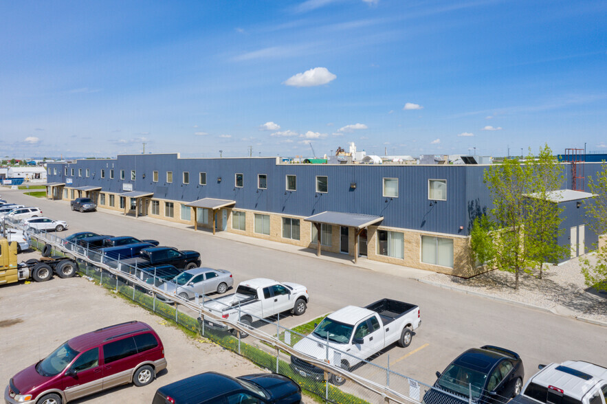 10 Wrangler Pl, Rocky View C, AB à louer - Photo principale – Image 1 sur 4