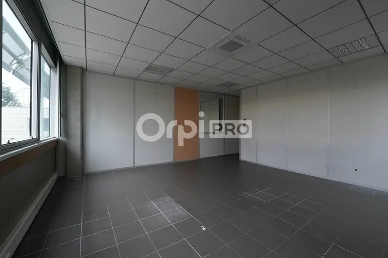 12 Rue Edison, Bron à louer - Photo de l’immeuble – Image 2 sur 19