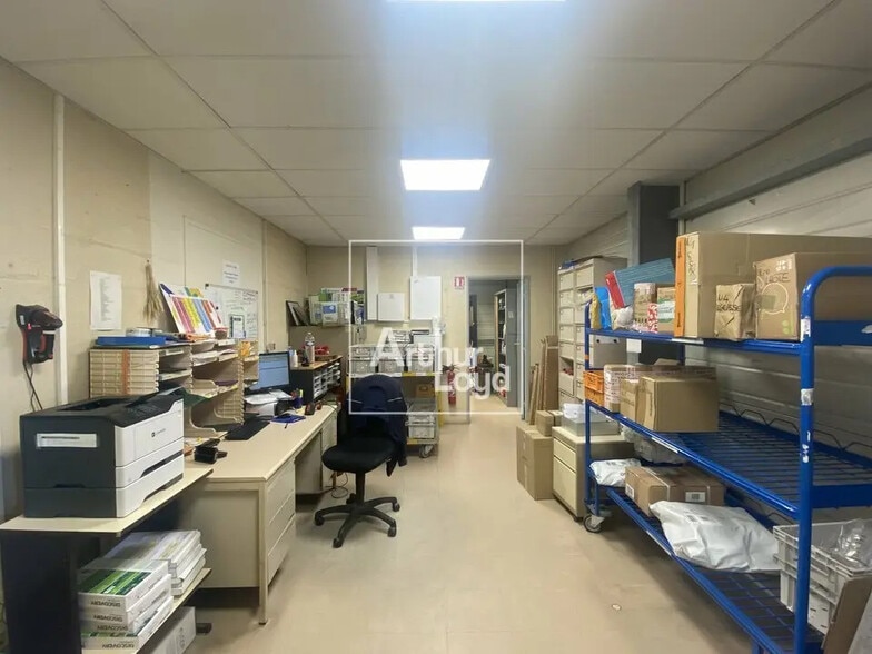 Local d'activités dans  à vendre - Photo de l’immeuble – Image 3 sur 4