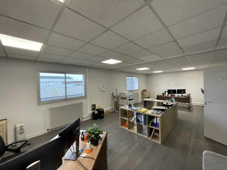 Bureau dans Saint-Étienne-du-Rouvray à louer - Photo de l’immeuble – Image 3 sur 9