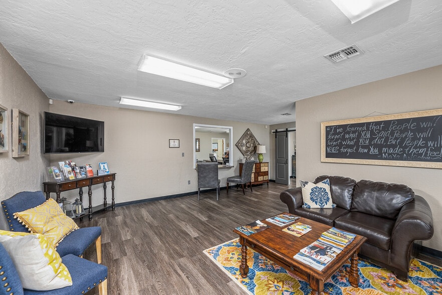 1924 NW Cache Rd, Lawton, OK à vendre - Photo intérieure – Image 2 sur 15