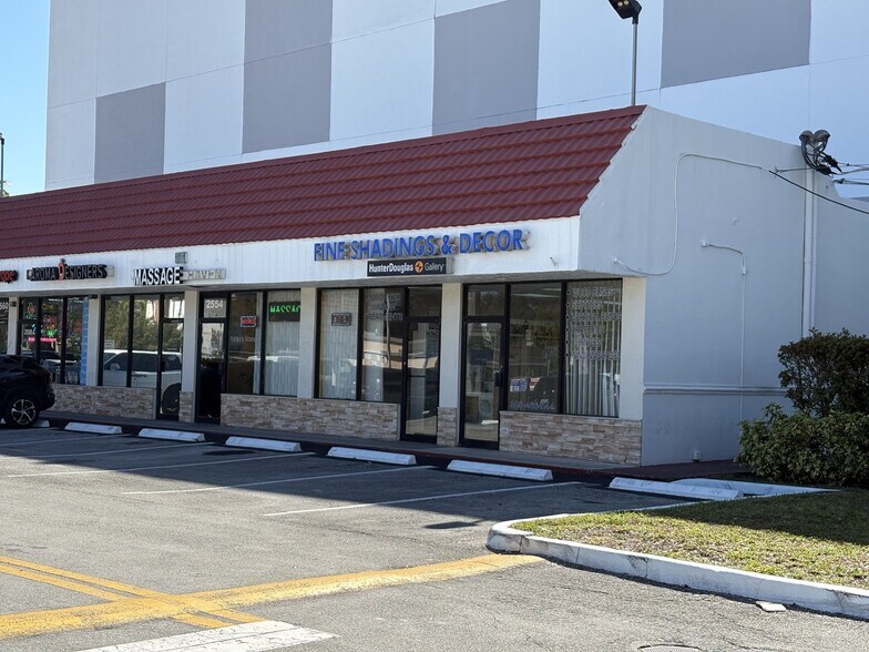 2550-2584 NE Miami Gardens Dr, Miami, FL à louer - Photo de l’immeuble – Image 3 sur 8