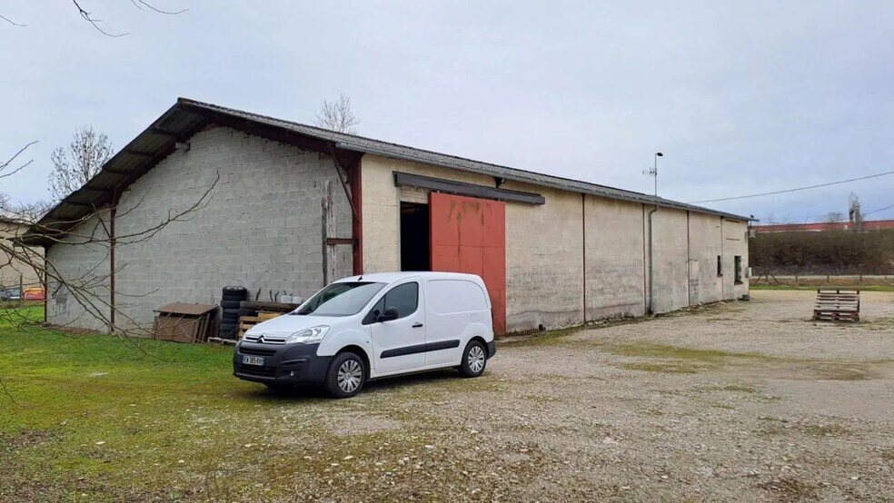 Local d’activités dans à louer - Photo de l’immeuble – Image 1 sur 2