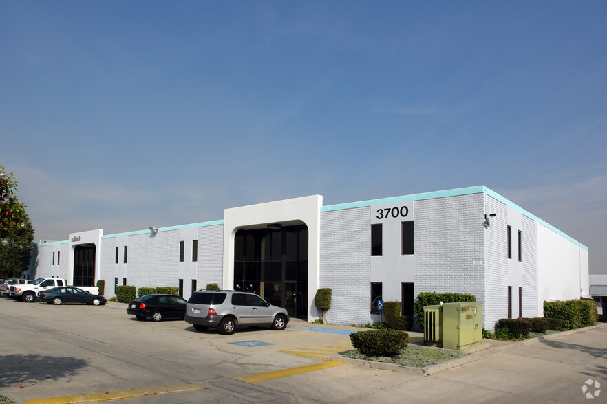 3700 N Industry Ave, Lakewood, CA à louer - Photo principale – Image 1 sur 26