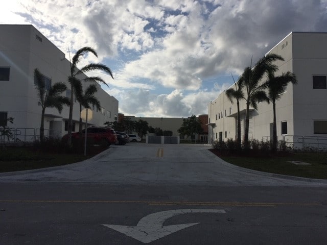 2000 NW 133rd Ave, Doral, FL à louer - Photo de l’immeuble – Image 2 sur 2