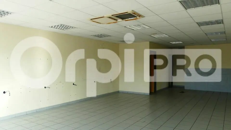 Local d’activités dans Nevers à louer - Photo de l’immeuble – Image 3 sur 5